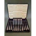 A cased set of silver handled knives and forks, George Ibberson & Co, Sheffield, 1922.