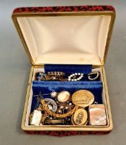 A tray of vintage and Victorian jewellery including jet and mourning locket etc.