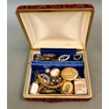 A tray of vintage and Victorian jewellery including jet and mourning locket etc.