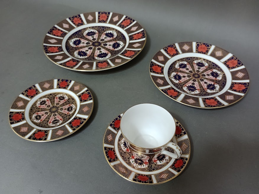 Five pieces of porcelain Royal Crown Derby 1128 pattern.