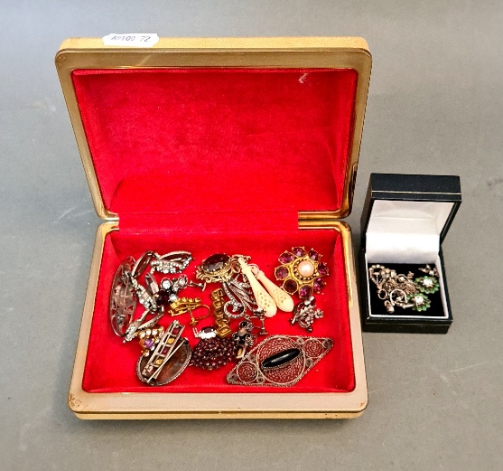 A box of vintage jewellery including silver, marcasite, brooches, Art Deco era, etc.