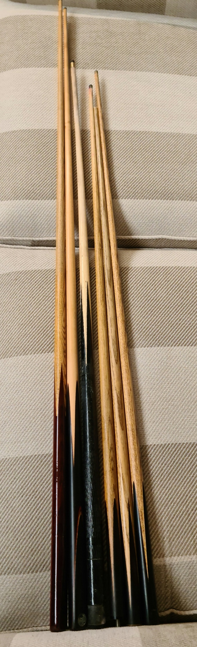 Quantity of snooker cues, cased and loose and 2 hockey sticks - Image 5 of 8