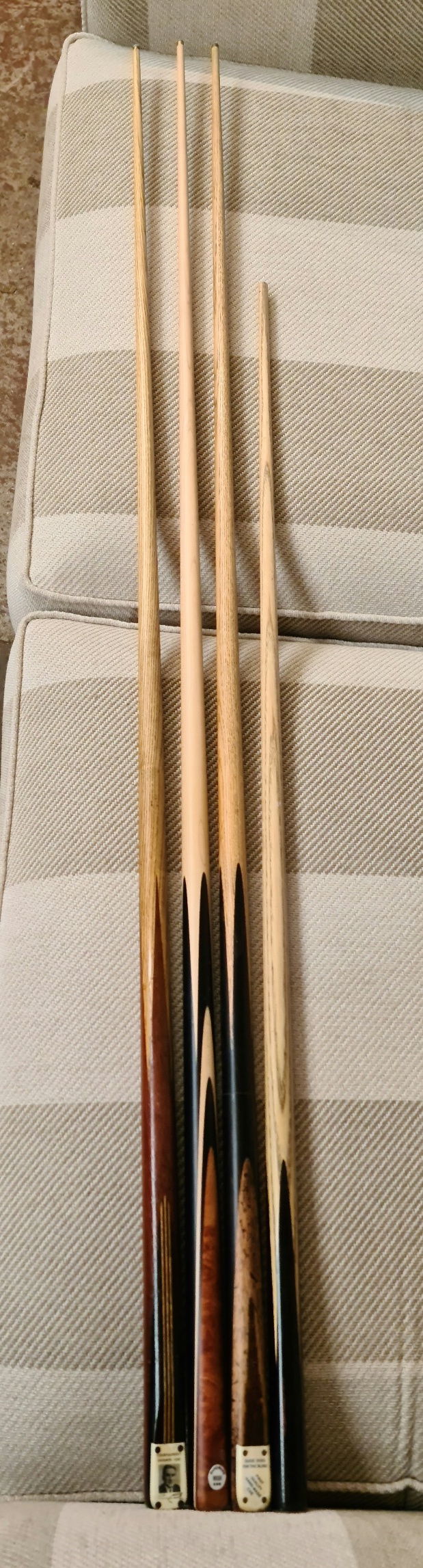 Quantity of snooker cues, cased and loose and 2 hockey sticks - Image 8 of 8