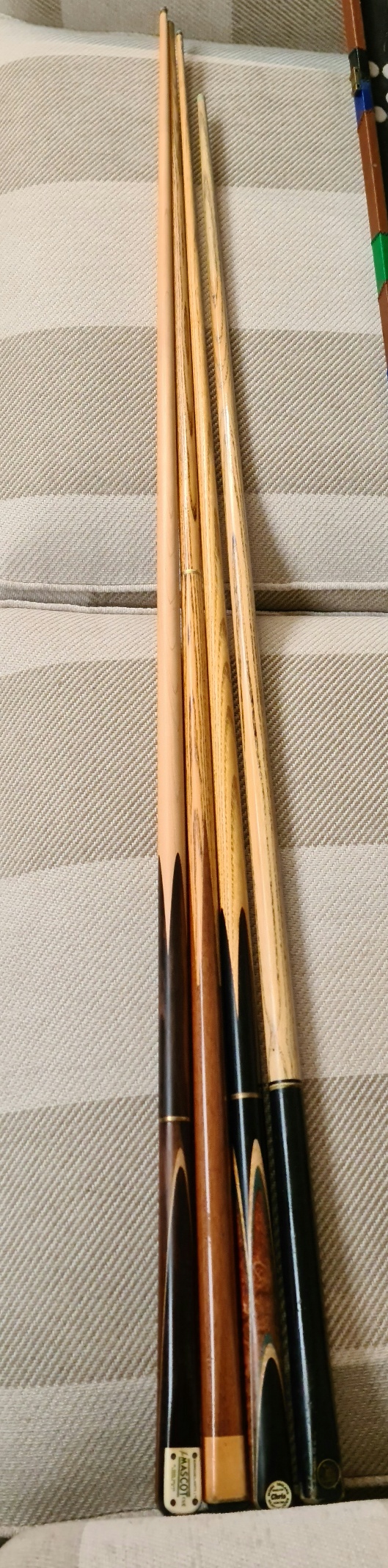 Quantity of snooker cues, cased and loose and 2 hockey sticks - Image 4 of 8