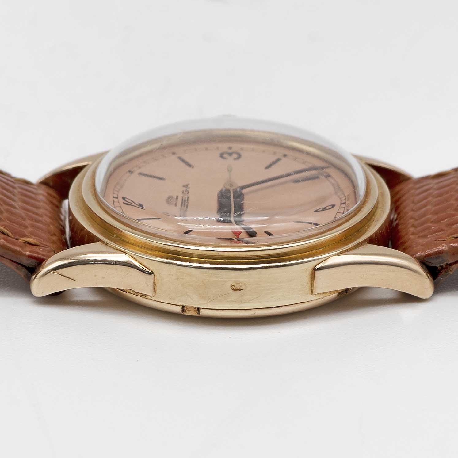 A GENTLEMAN'S SMALL SIZE 14K SOLID GOLD OMEGA WRIST WATCH CIRCA 1939, WITH SALMON DIAL Movement: - Image 8 of 8