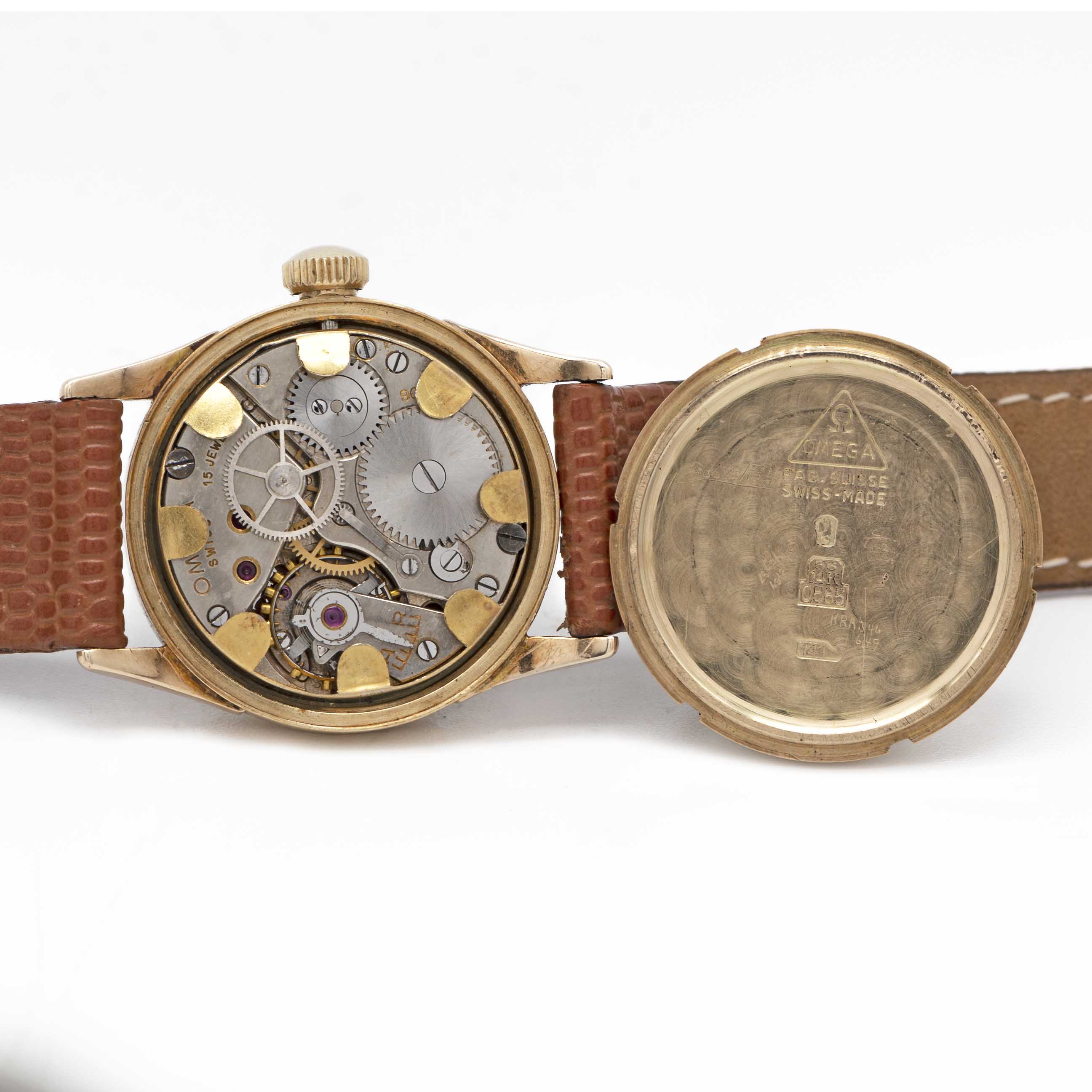 A GENTLEMAN'S SMALL SIZE 14K SOLID GOLD OMEGA WRIST WATCH CIRCA 1939, WITH SALMON DIAL Movement: - Image 6 of 8