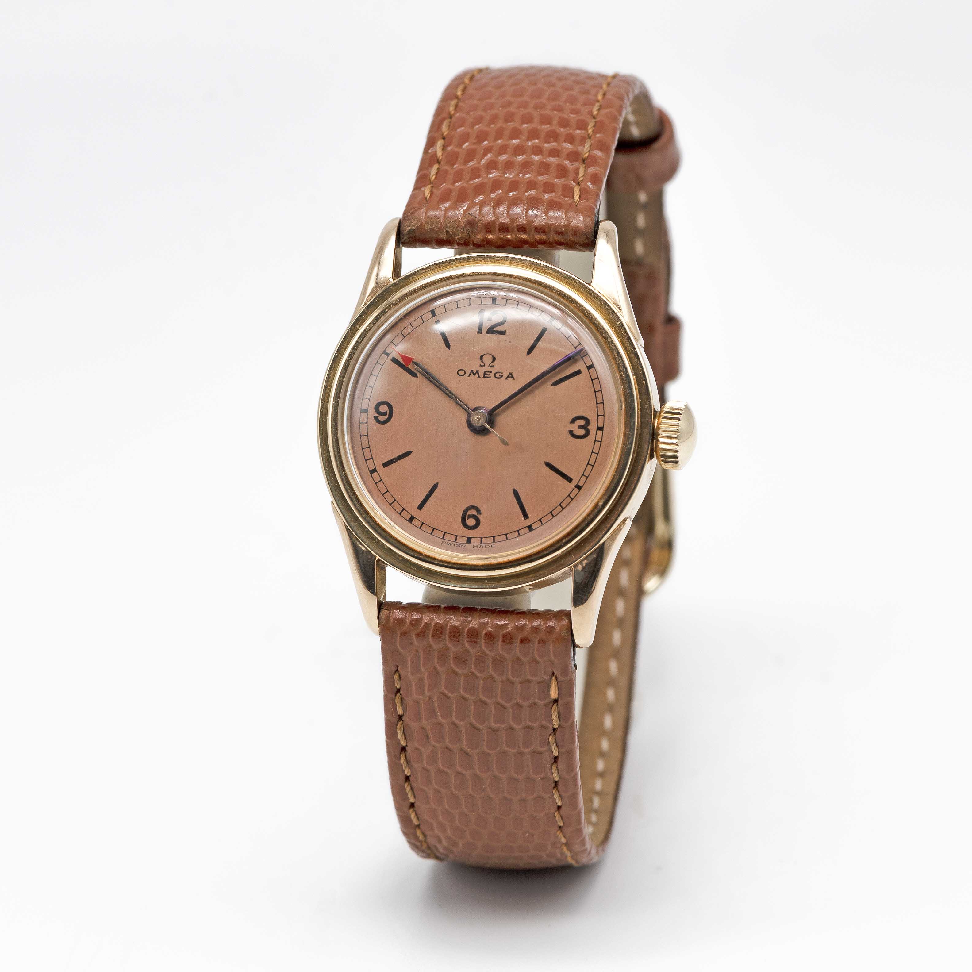 A GENTLEMAN'S SMALL SIZE 14K SOLID GOLD OMEGA WRIST WATCH CIRCA 1939, WITH SALMON DIAL Movement: - Image 3 of 8