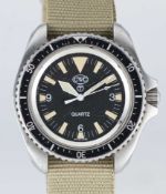 A GENTLEMAN'S STAINLESS STEEL BRITISH MILITARY CWC ROYAL NAVY DIVERS WRIST WATCH DATED 1994