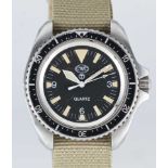 A GENTLEMAN'S STAINLESS STEEL BRITISH MILITARY CWC ROYAL NAVY DIVERS WRIST WATCH DATED 1994