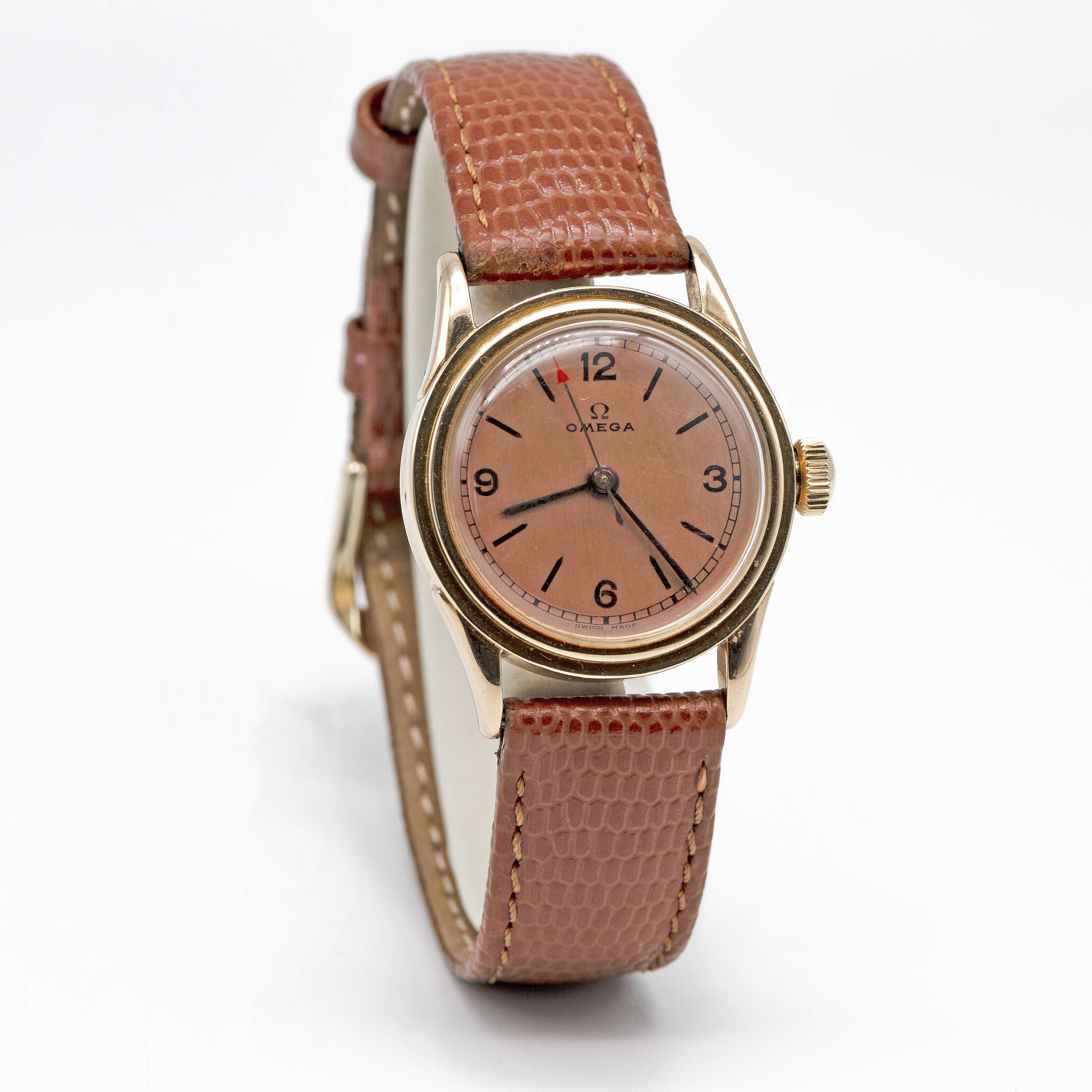 A GENTLEMAN'S SMALL SIZE 14K SOLID GOLD OMEGA WRIST WATCH CIRCA 1939, WITH SALMON DIAL Movement: - Image 4 of 8