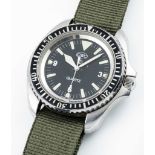 A RARE GENTLEMAN'S STAINLESS STEEL BRITISH MILITARY CWC ROYAL NAVY DIVERS WRIST WATCH DATED 1983