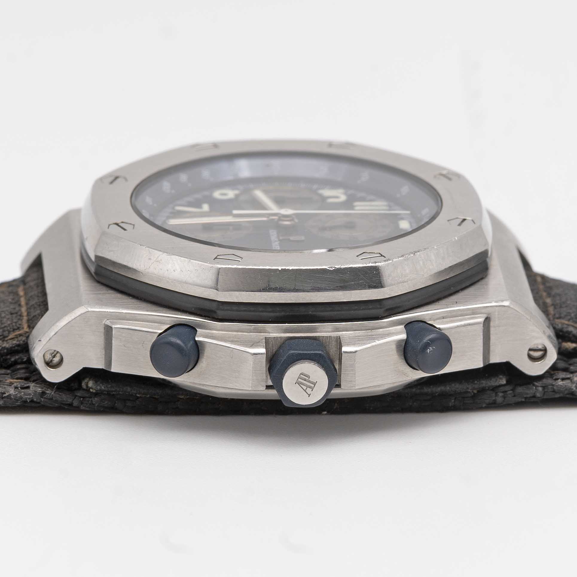 A GENTLEMAN'S STAINLESS STEEL AUDEMARS PIGUET ROYAL OAK OFFSHORE CHRONOGRAPH WRIST WATCH CIRCA 2001, - Image 7 of 8