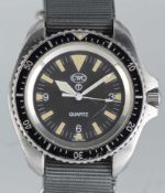 A GENTLEMAN'S STAINLESS STEEL BRITISH MILITARY CWC ROYAL NAVY DIVERS WRIST WATCH DATED 1995