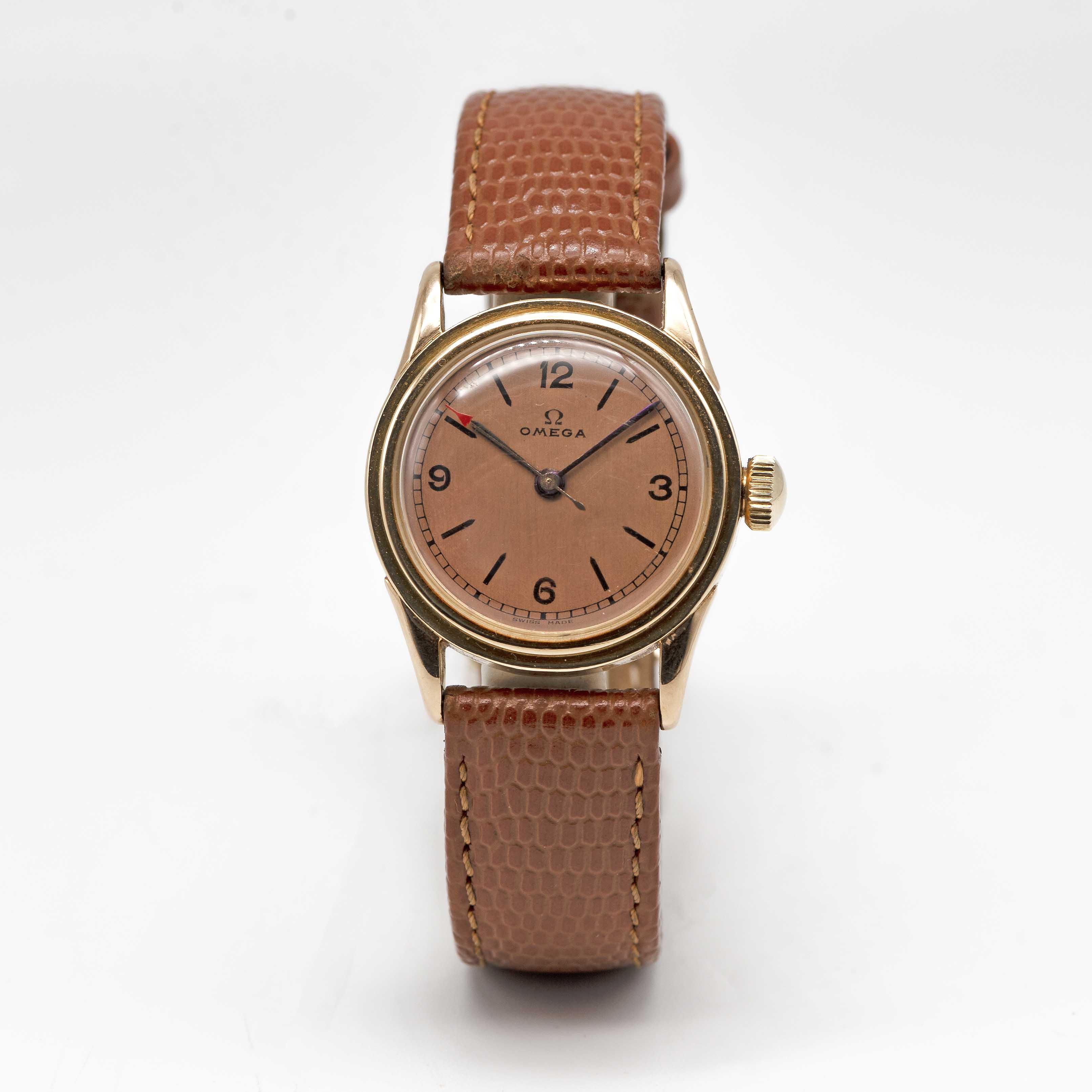 A GENTLEMAN'S SMALL SIZE 14K SOLID GOLD OMEGA WRIST WATCH CIRCA 1939, WITH SALMON DIAL Movement: - Image 2 of 8