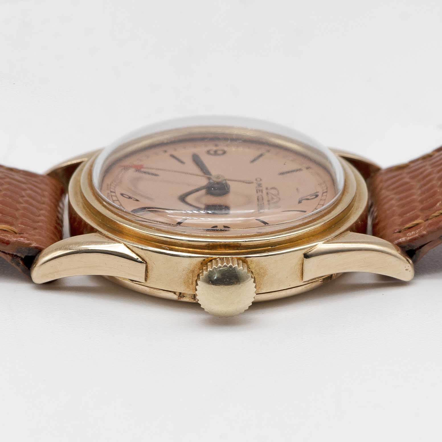 A GENTLEMAN'S SMALL SIZE 14K SOLID GOLD OMEGA WRIST WATCH CIRCA 1939, WITH SALMON DIAL Movement: - Image 7 of 8