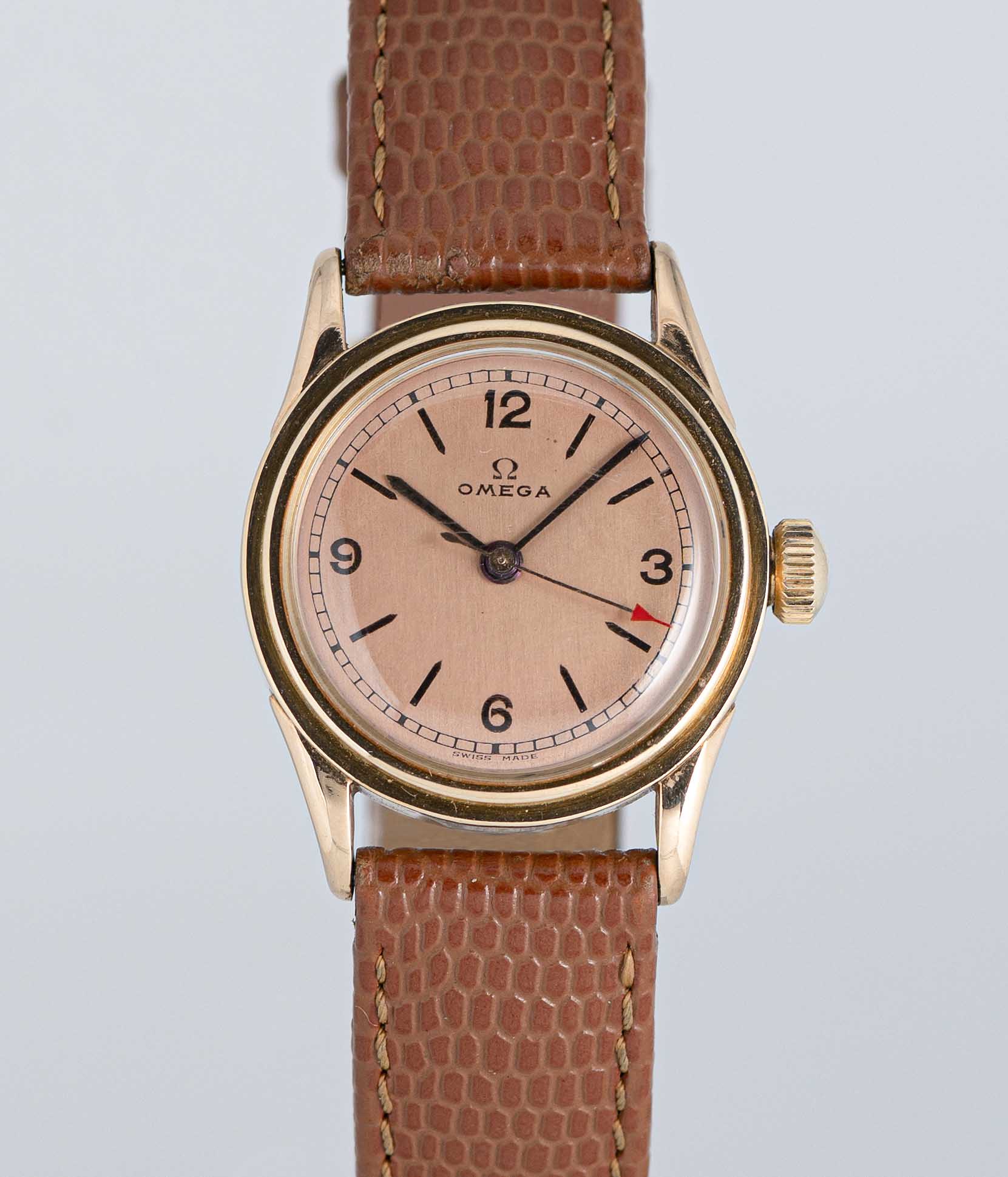 A GENTLEMAN'S SMALL SIZE 14K SOLID GOLD OMEGA WRIST WATCH CIRCA 1939, WITH SALMON DIAL Movement: