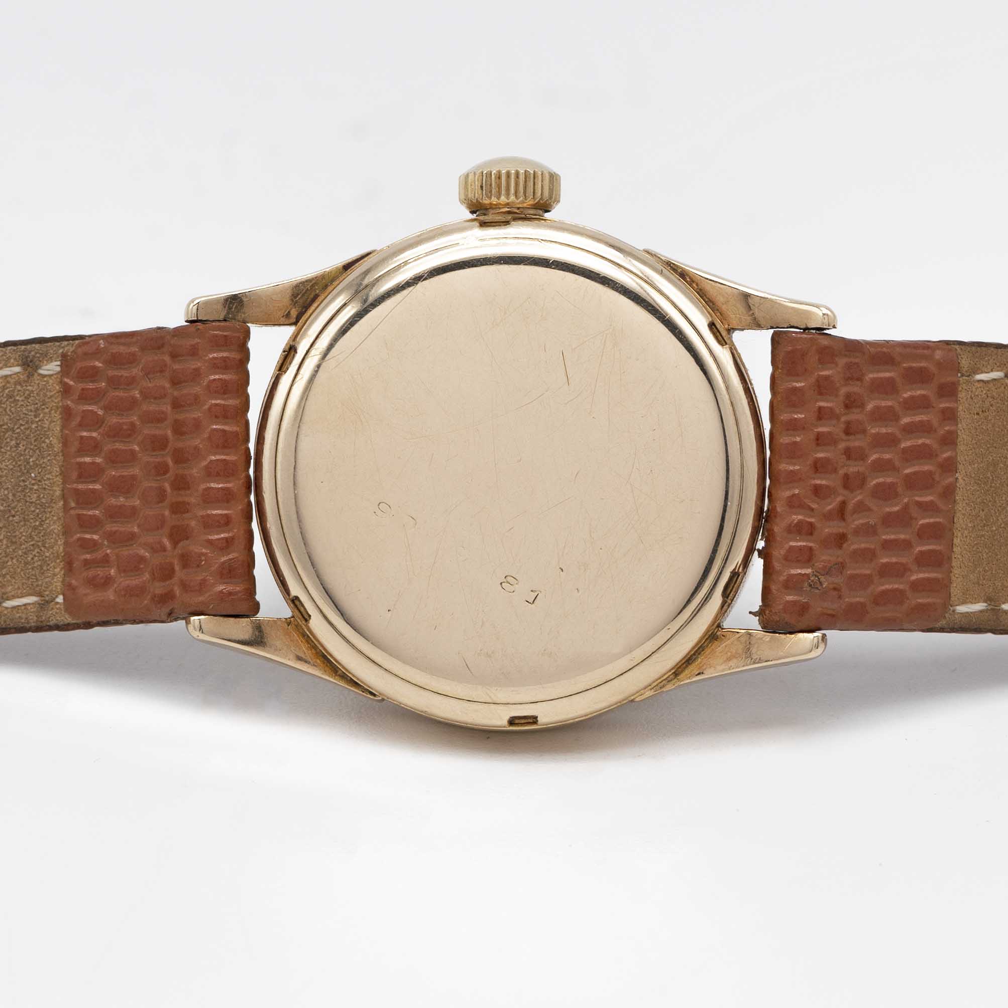 A GENTLEMAN'S SMALL SIZE 14K SOLID GOLD OMEGA WRIST WATCH CIRCA 1939, WITH SALMON DIAL Movement: - Image 5 of 8