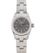 A LADIES STAINLESS STEEL ROLEX OYSTER PERPETUAL BRACELET WATCH CIRCA 1990, REF. 67230 WITH GREY DIAL