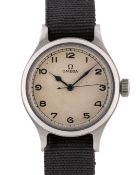 A GENTLEMAN'S STAINLESS STEEL BRITISH MILITARY OMEGA RAF PILOTS WRIST WATCH DATED 1956, WITH WHITE