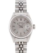 A LADIES STAINLESS STEEL ROLEX OYSTER PERPETUAL DATE BRACELET WATCH CIRCA 1982, REF. 6919