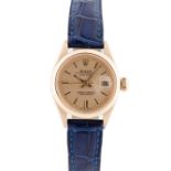 A LADIES 18K SOLID YELLOW GOLD ROLEX OYSTER PERPETUAL DATEJUST WRIST WATCH CIRCA 1973, REF. 6916