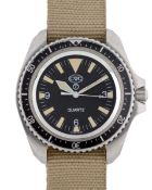 A GENTLEMAN'S STAINLESS STEEL BRITISH MILITARY CWC ROYAL NAVY DIVERS WRIST WATCH DATED 1994