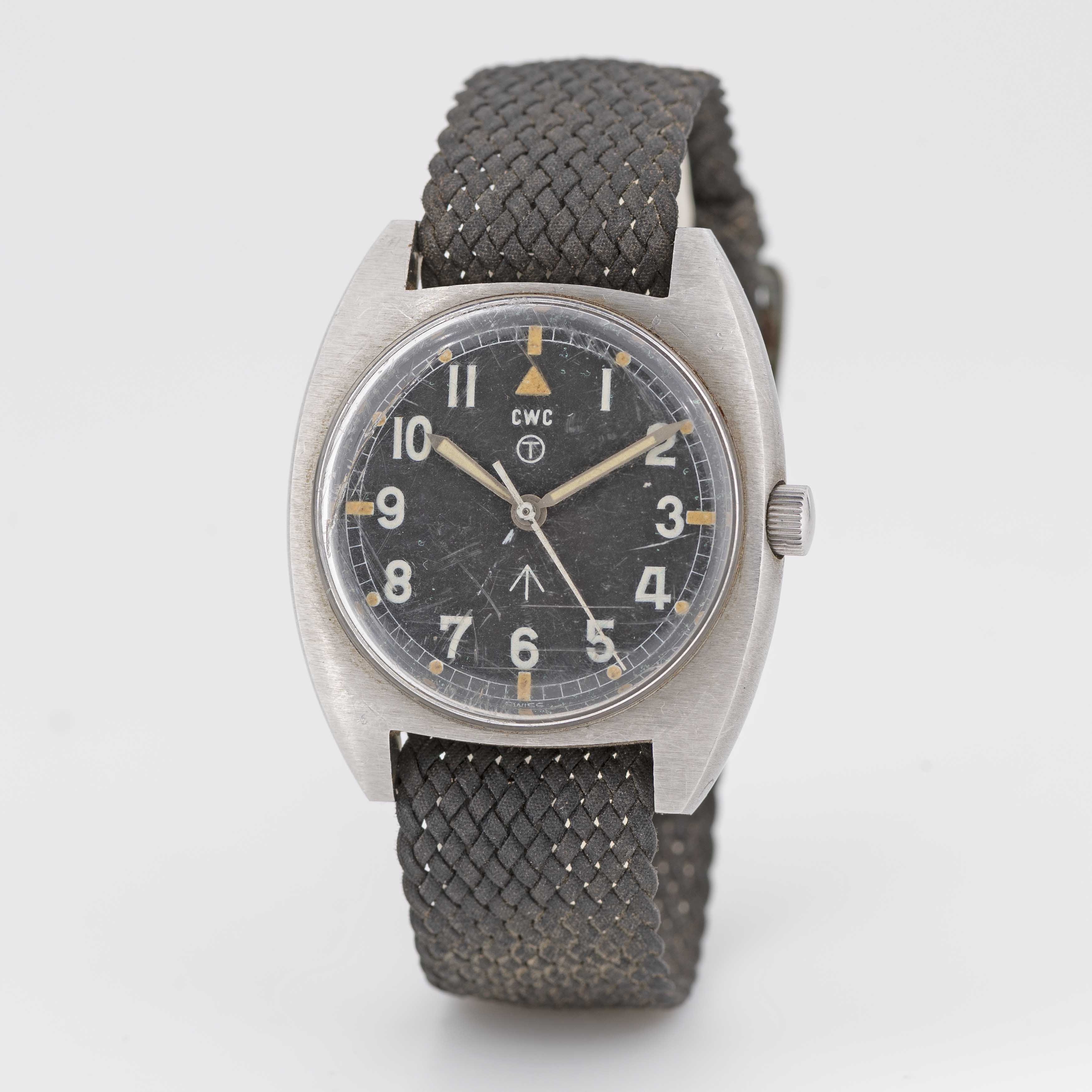 A GENTLEMAN'S STAINLESS STEEL BRITISH MILITARY CWC WRIST WATCH DATED 1977, ISSUED TO THE ARMY - Image 3 of 8