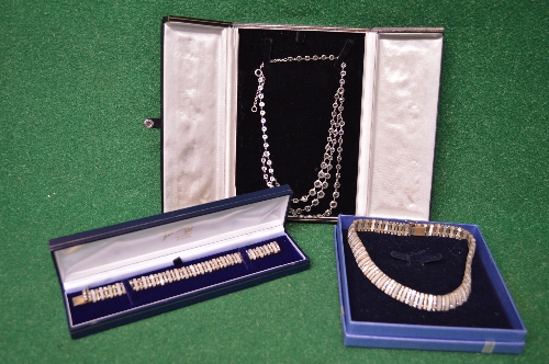 Quantity of boxed jewellery to comprise: Mother of Pearl and gilt metal choker together with