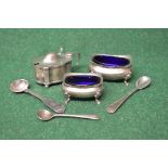 Group of small silver items to comprise: two silver salts with blue glass liners, silver mustard pot