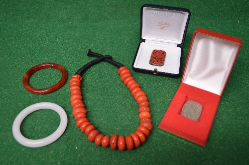 Group of Oriental jewellery to comprise: two hardstone bangles, coral (?) necklace, carved jadeite