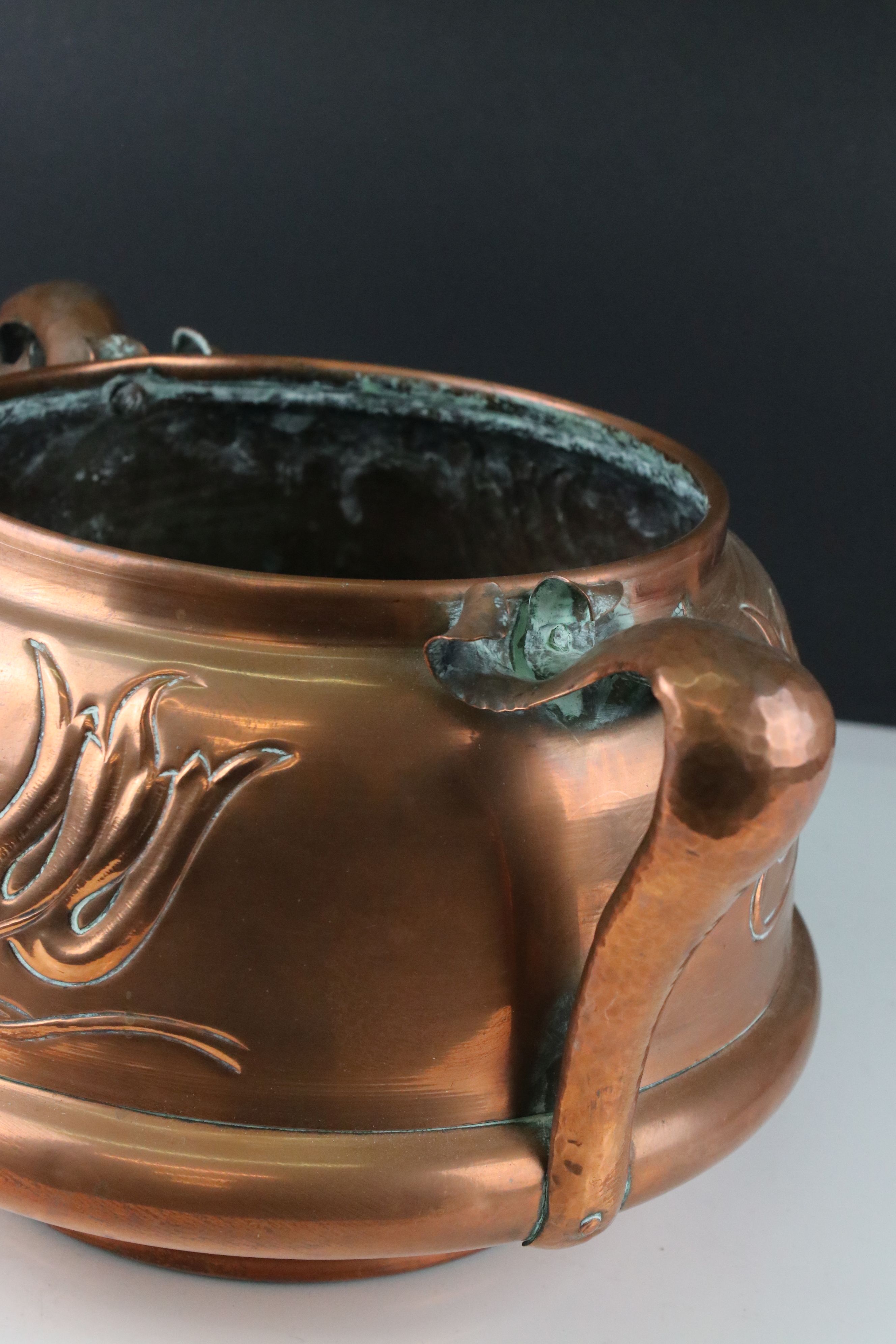 Art Nouveau Copper Planter / Jardiniere with embossed decoration of stylised tulips and twin - Bild 2 aus 5