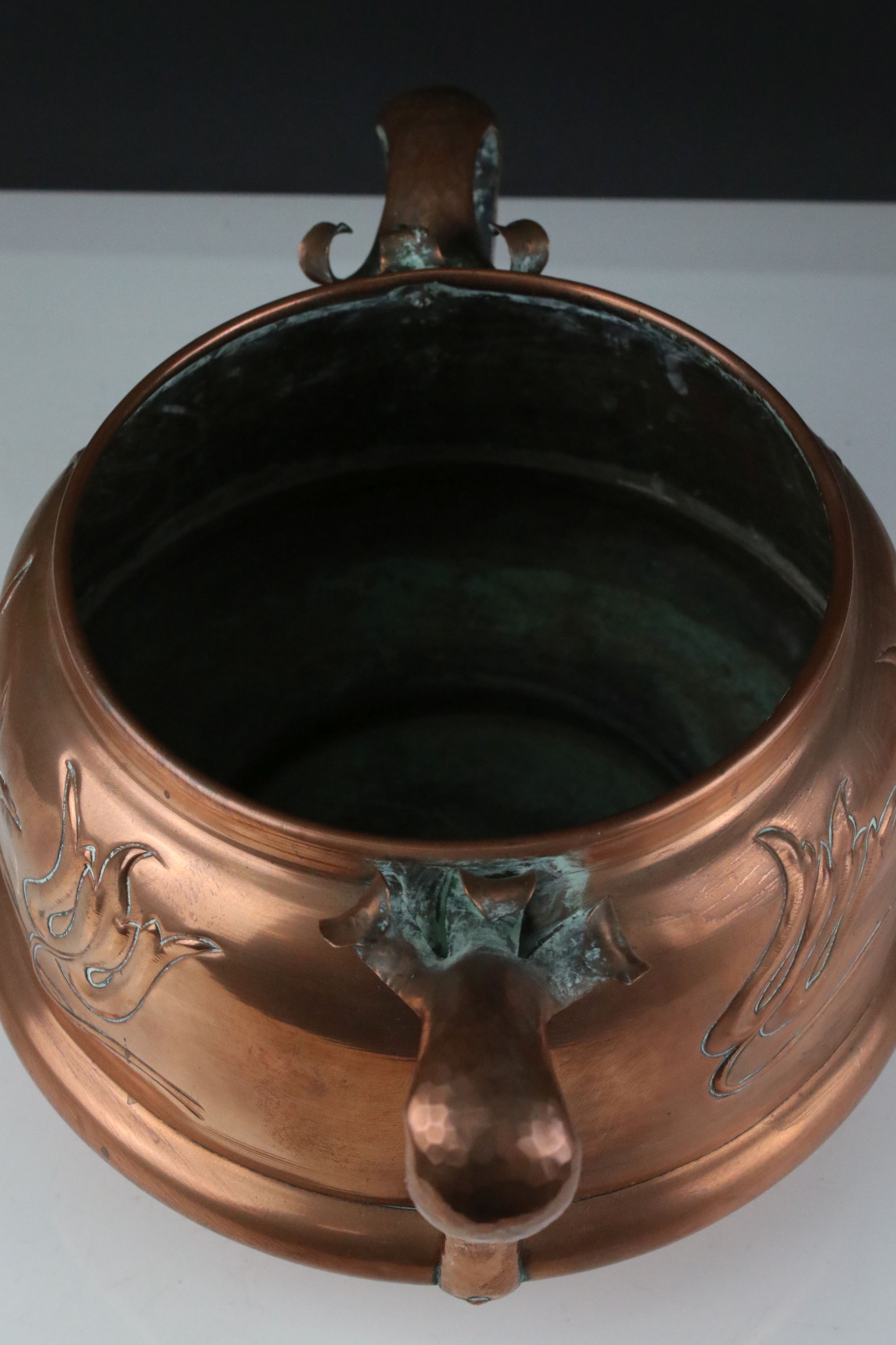 Art Nouveau Copper Planter / Jardiniere with embossed decoration of stylised tulips and twin - Bild 4 aus 5