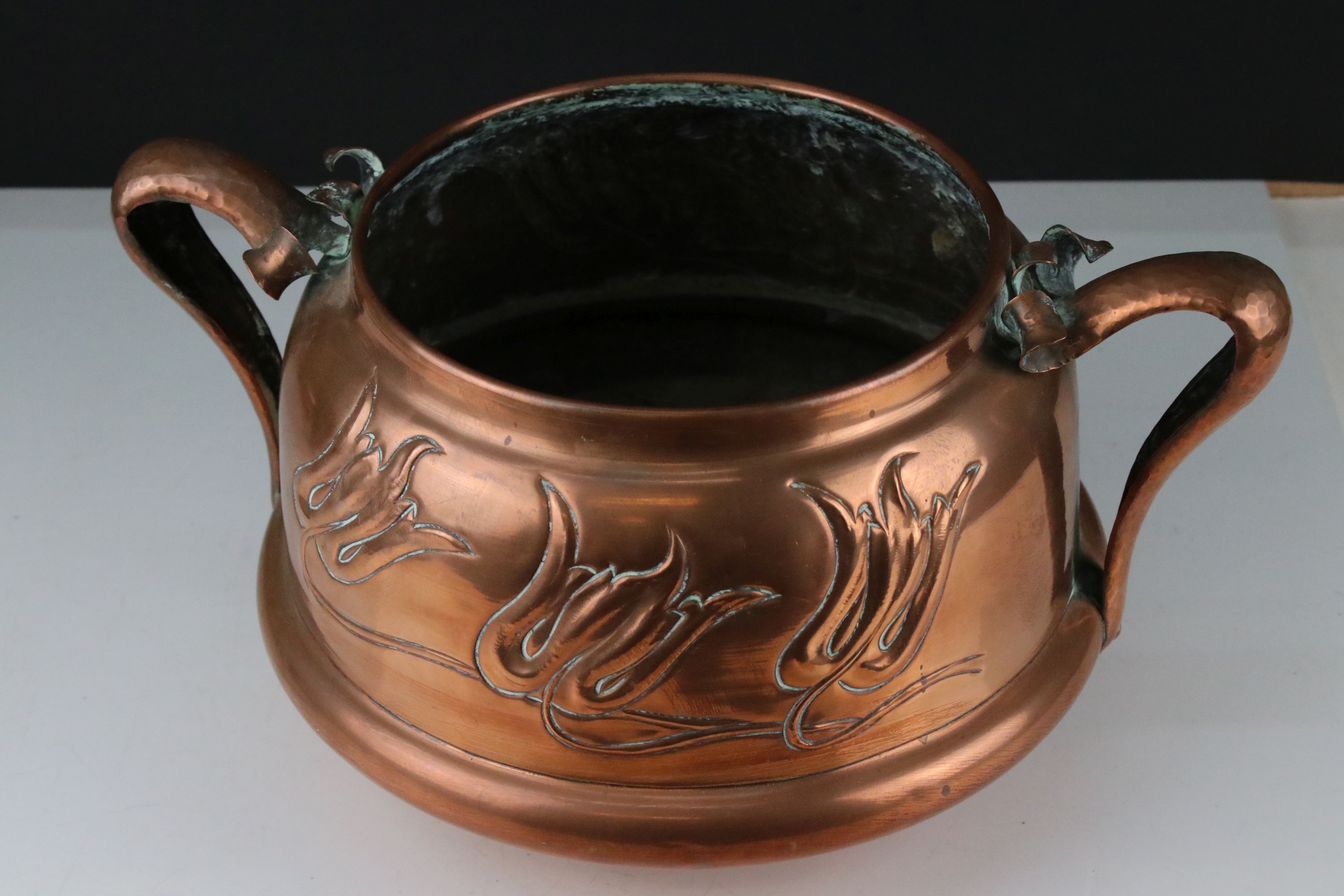 Art Nouveau Copper Planter / Jardiniere with embossed decoration of stylised tulips and twin - Bild 3 aus 5