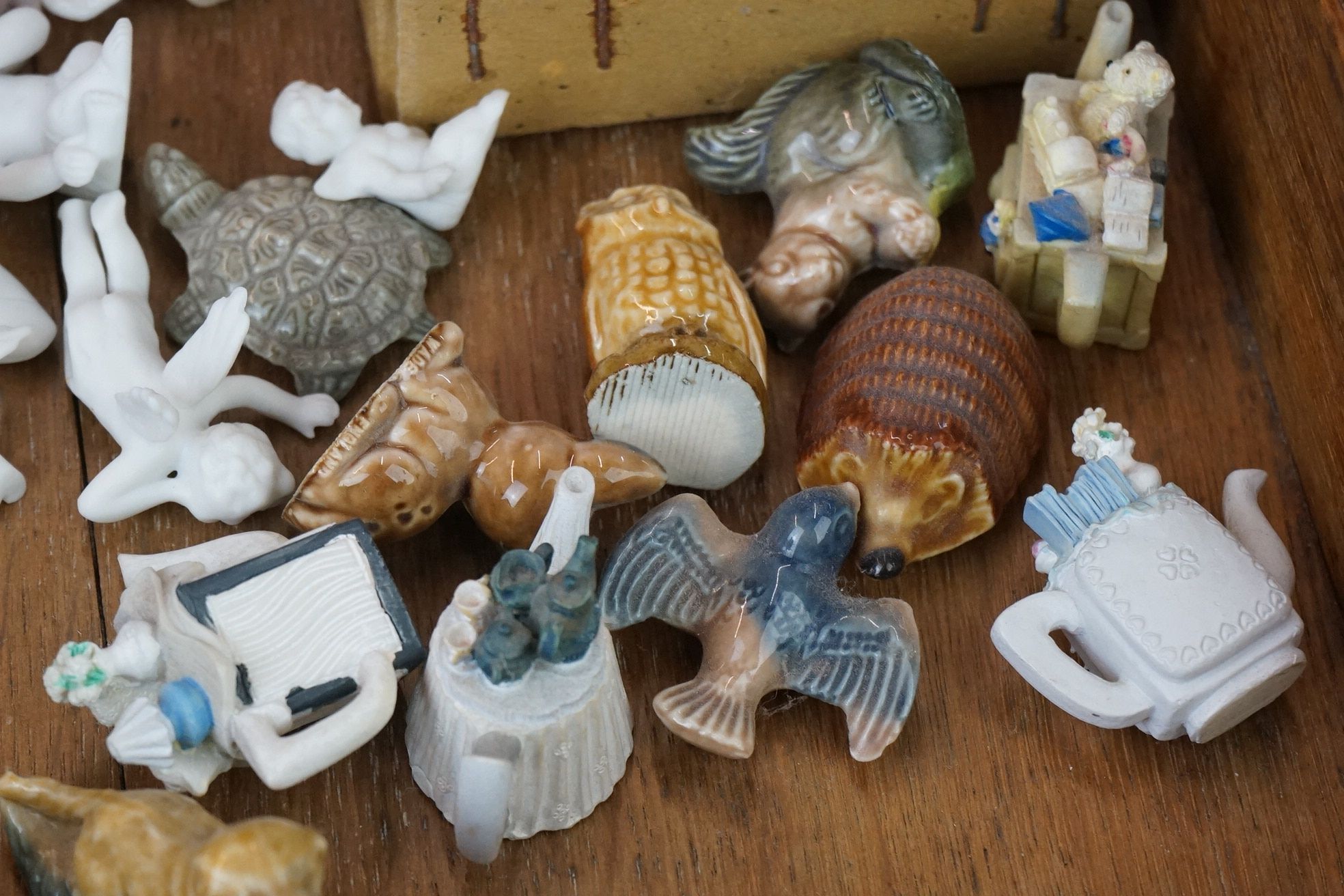 A small collection of ceramics to include ornamental cherubs and Wade animals..etc. - Bild 5 aus 5