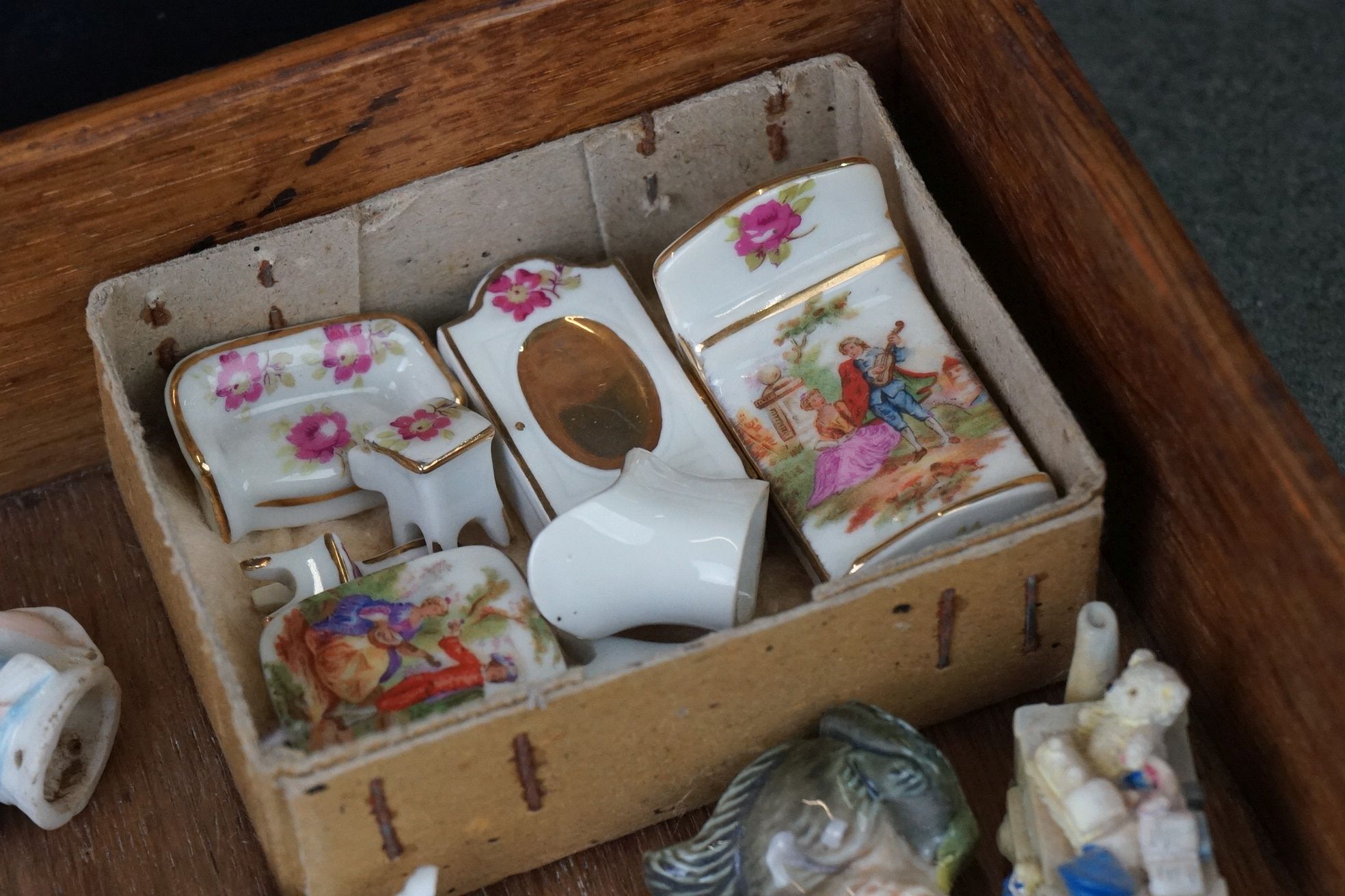 A small collection of ceramics to include ornamental cherubs and Wade animals..etc. - Bild 2 aus 5