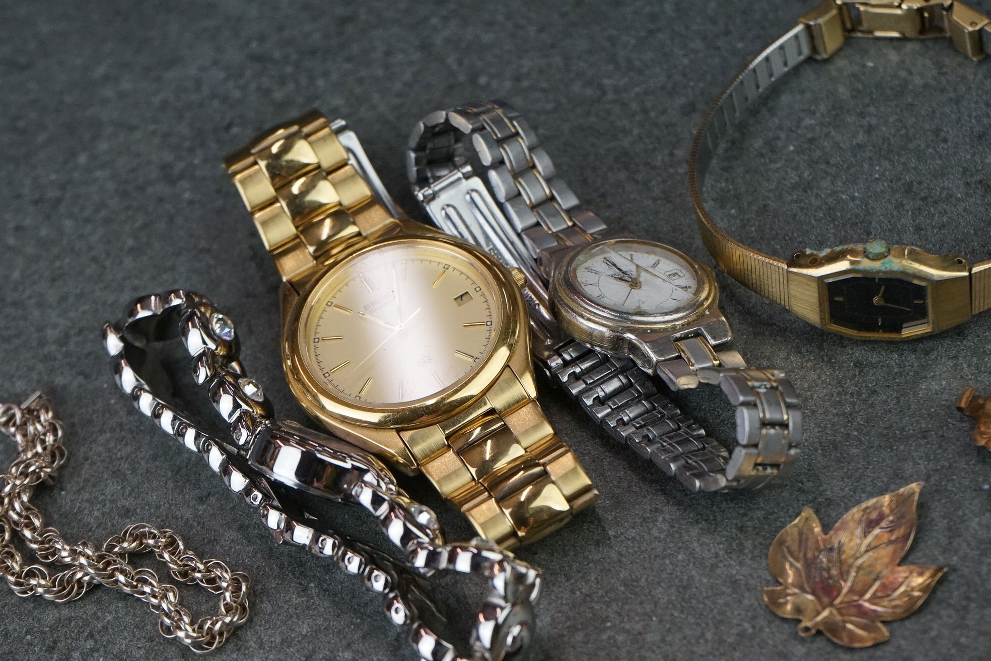 A small group of mixed collectables to include a Seiko SQ gents watch, costume jewellery and a fob - Image 4 of 6