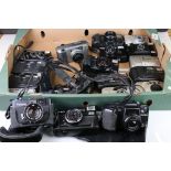 Tray of Konica, Minolta, Fuji & Samsung vintage film cameras, to include two Fuji Mini Wides, Konica