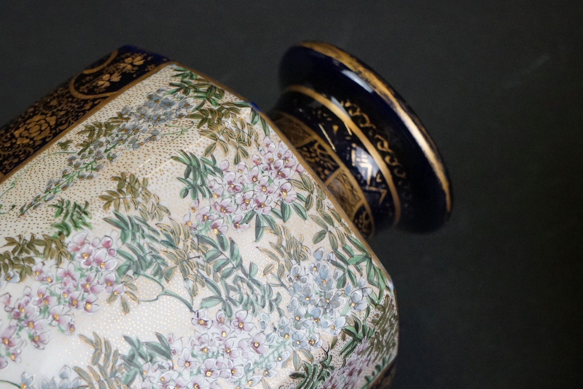 A pair of Japanese satsuma vases with enamel decoration. - Image 8 of 9