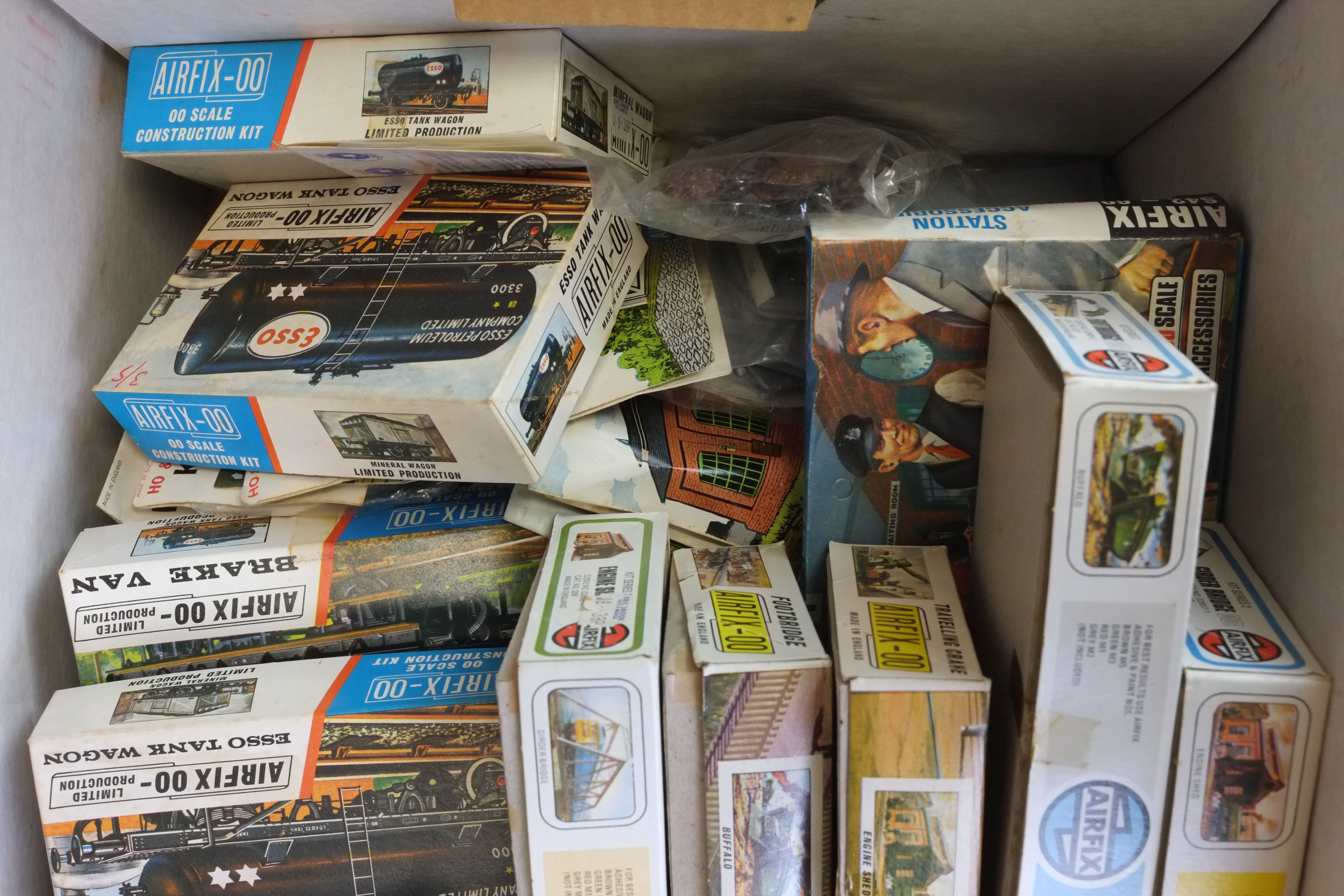 Around 36 boxed & bagged Airfix OO gauge model railway accessories to include Footbridge, Girder - Image 4 of 5