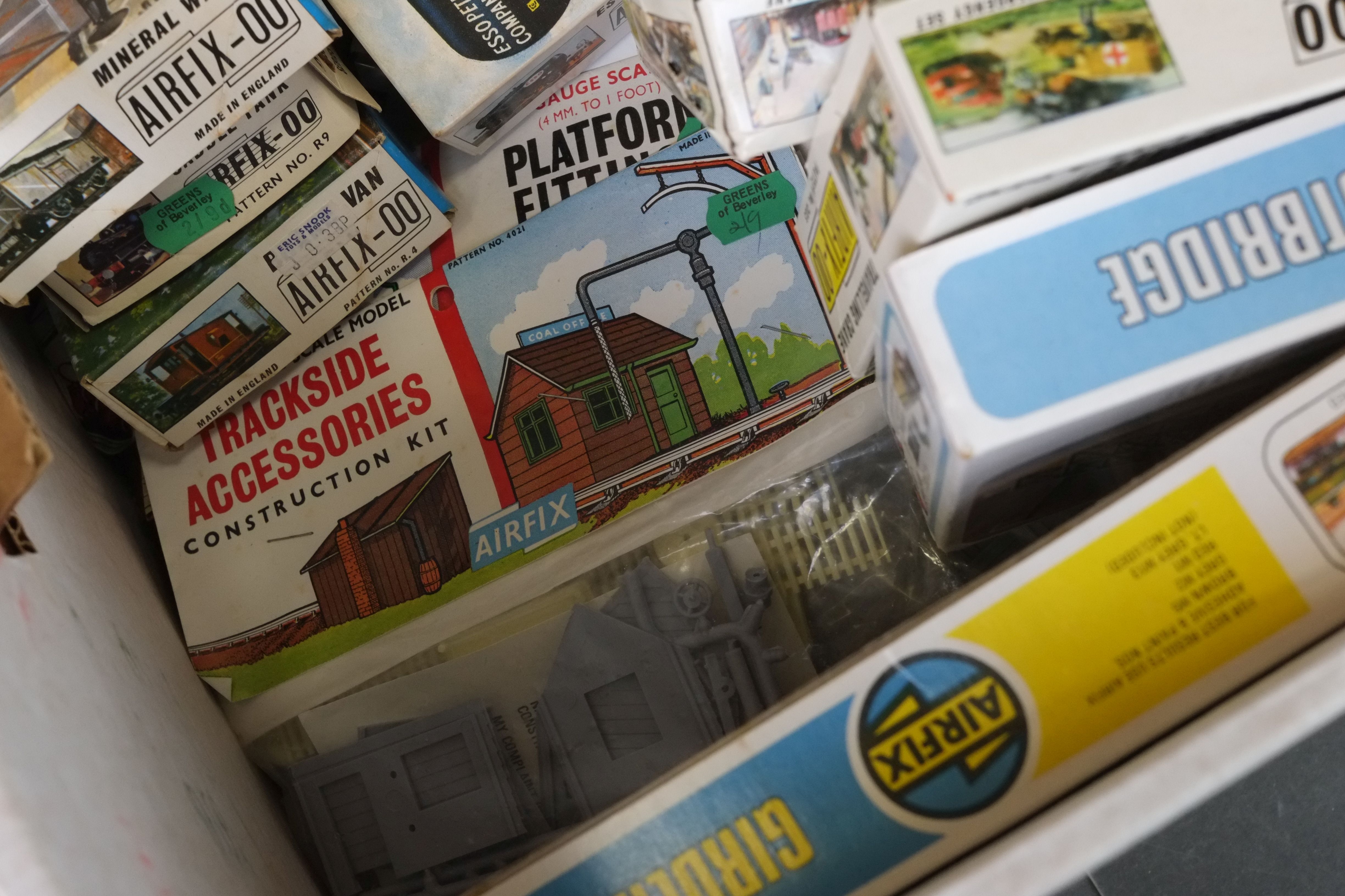 Around 36 boxed & bagged Airfix OO gauge model railway accessories to include Footbridge, Girder - Image 5 of 5