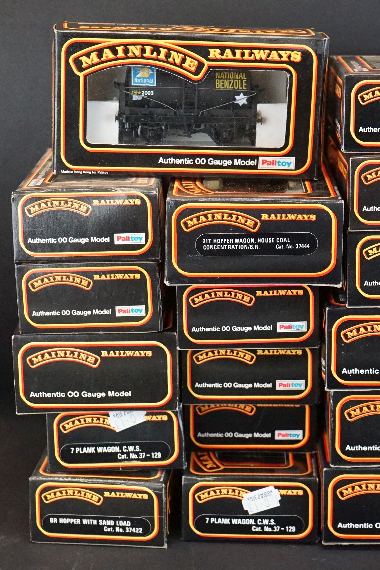 Collection of 41 boxed Palitoy Mainline items of rolling stock, all vans and wagons to include 37402 - Image 4 of 6