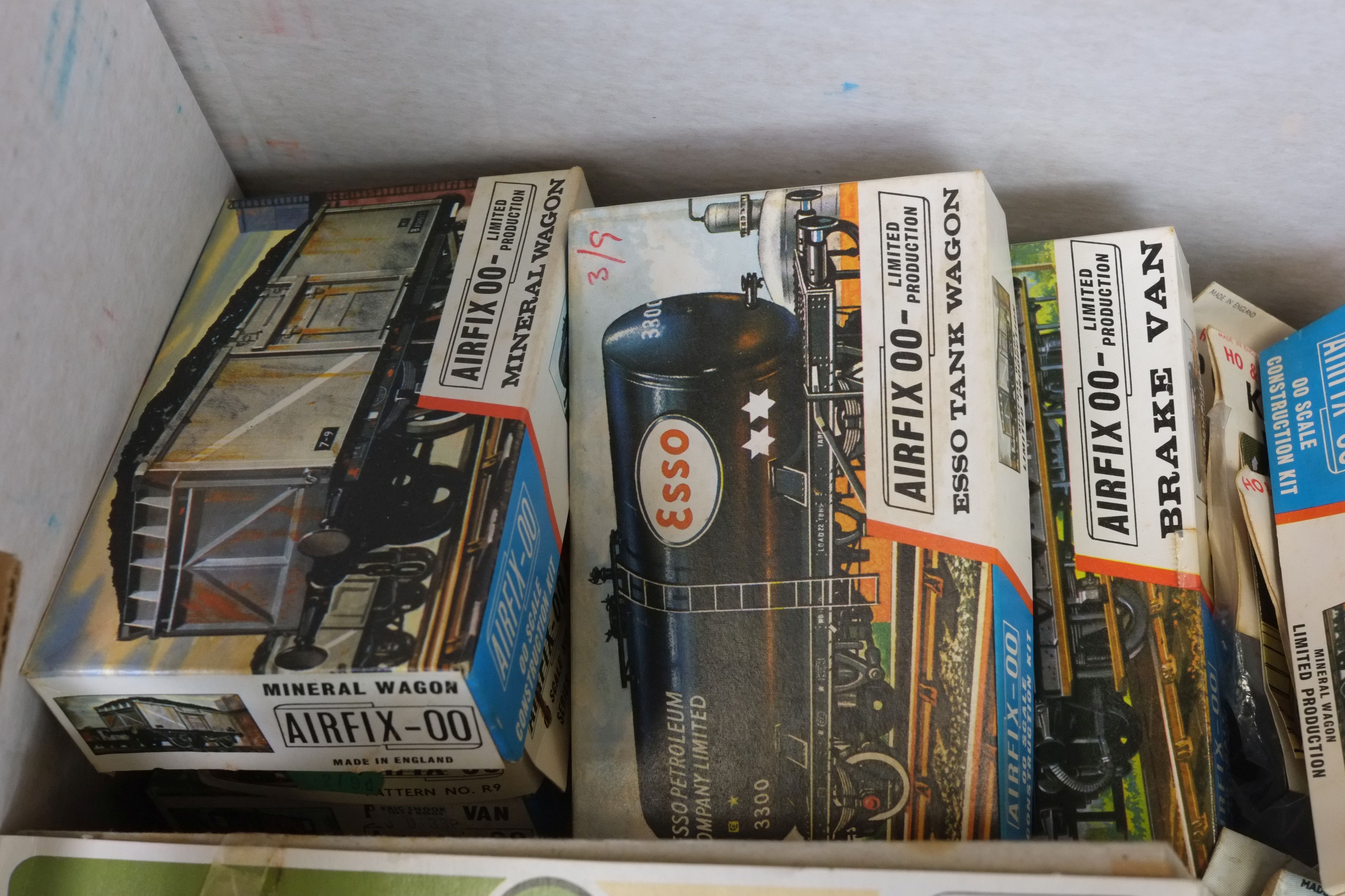 Around 36 boxed & bagged Airfix OO gauge model railway accessories to include Footbridge, Girder - Image 2 of 5