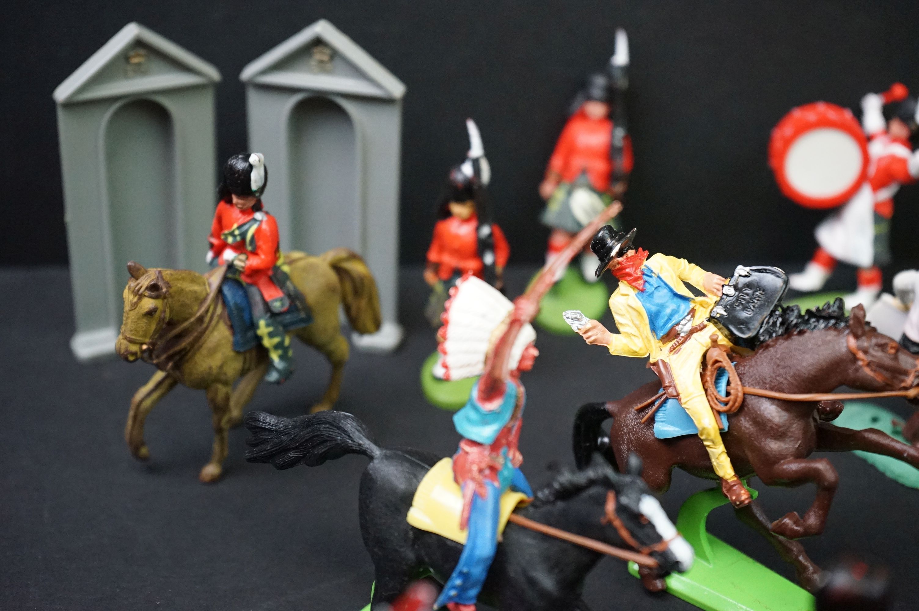 Quantity of plastic figures to include Britains Deetail & Hong Kong, featuring Guards, Wild West & - Image 9 of 10