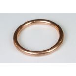 A ladies bangle bracelet, marked 9ct, in rose gold.