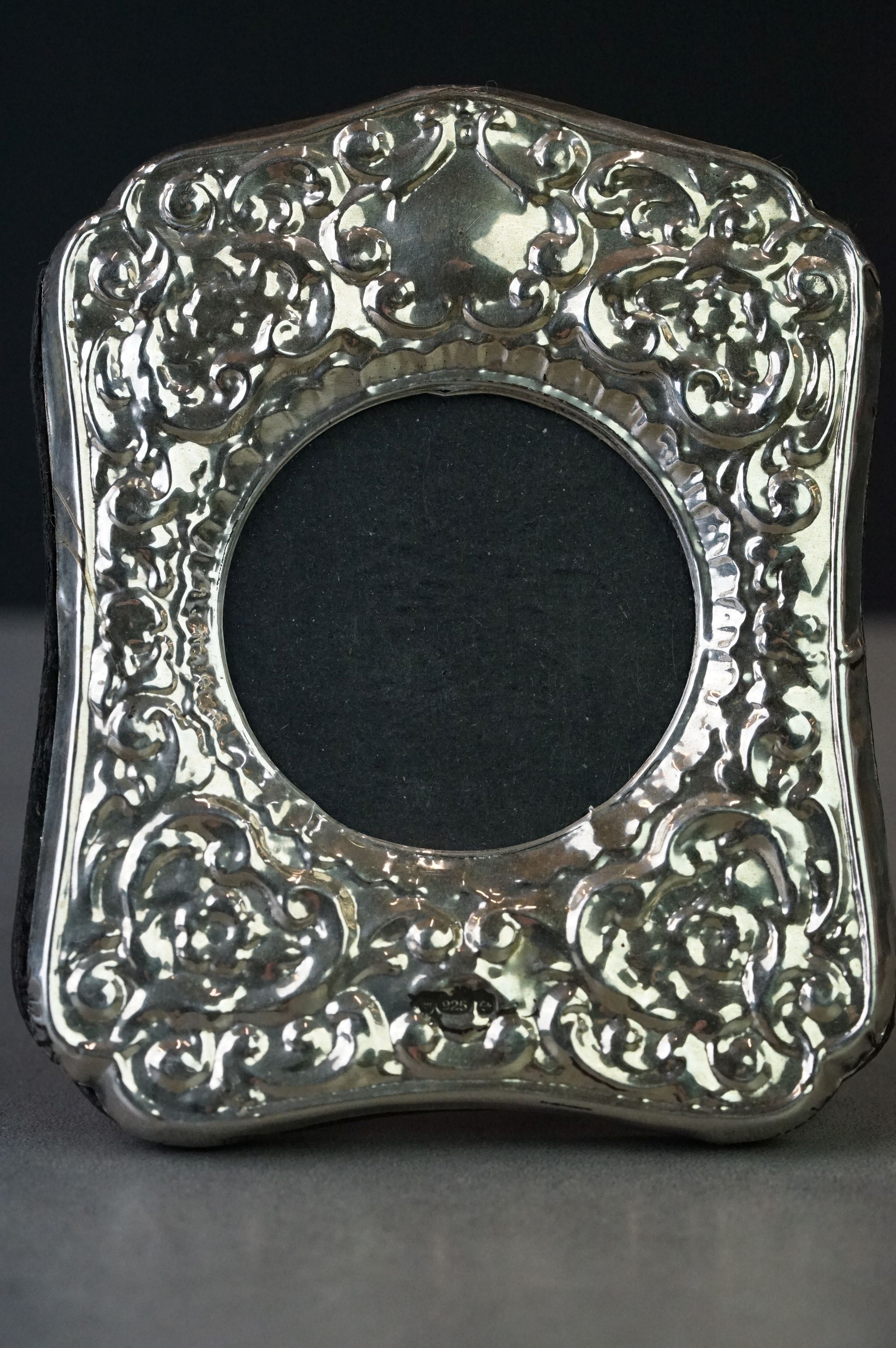 Silver easel back picture frame with embossed decoration - Image 3 of 4