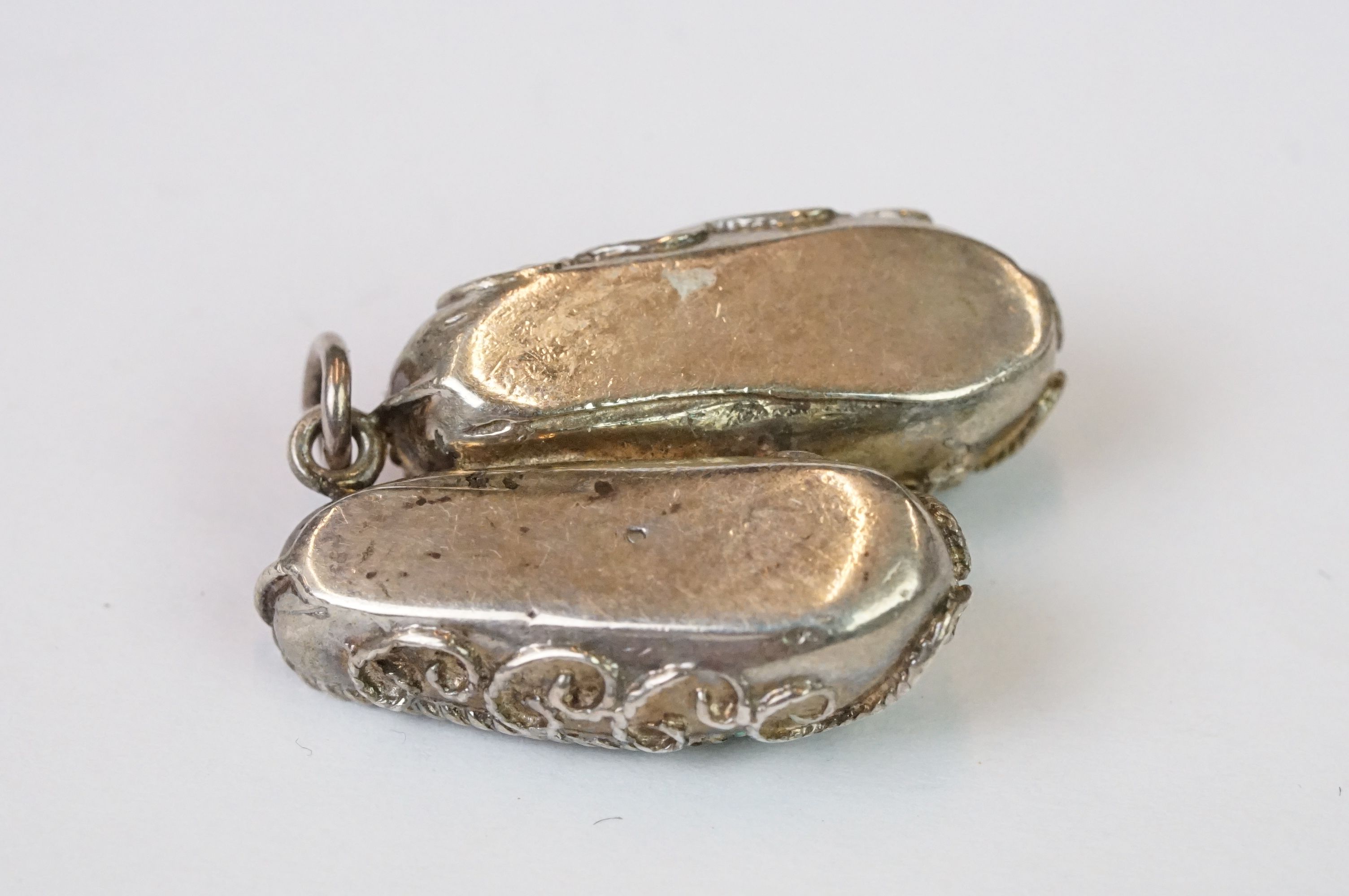 White Metal Pendant in the form of Two Shoes, 3cm long - Image 4 of 4