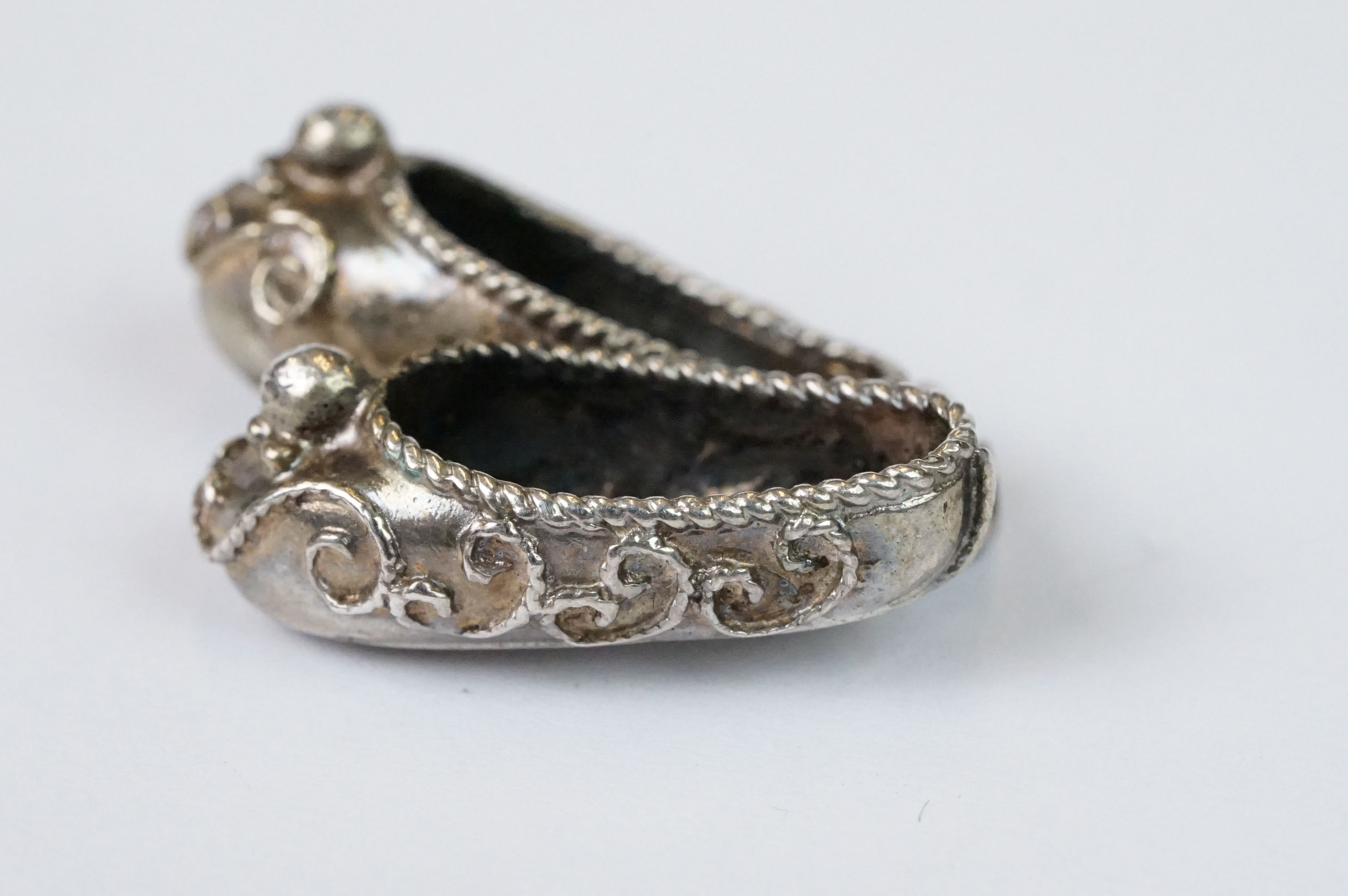 White Metal Pendant in the form of Two Shoes, 3cm long - Image 2 of 4