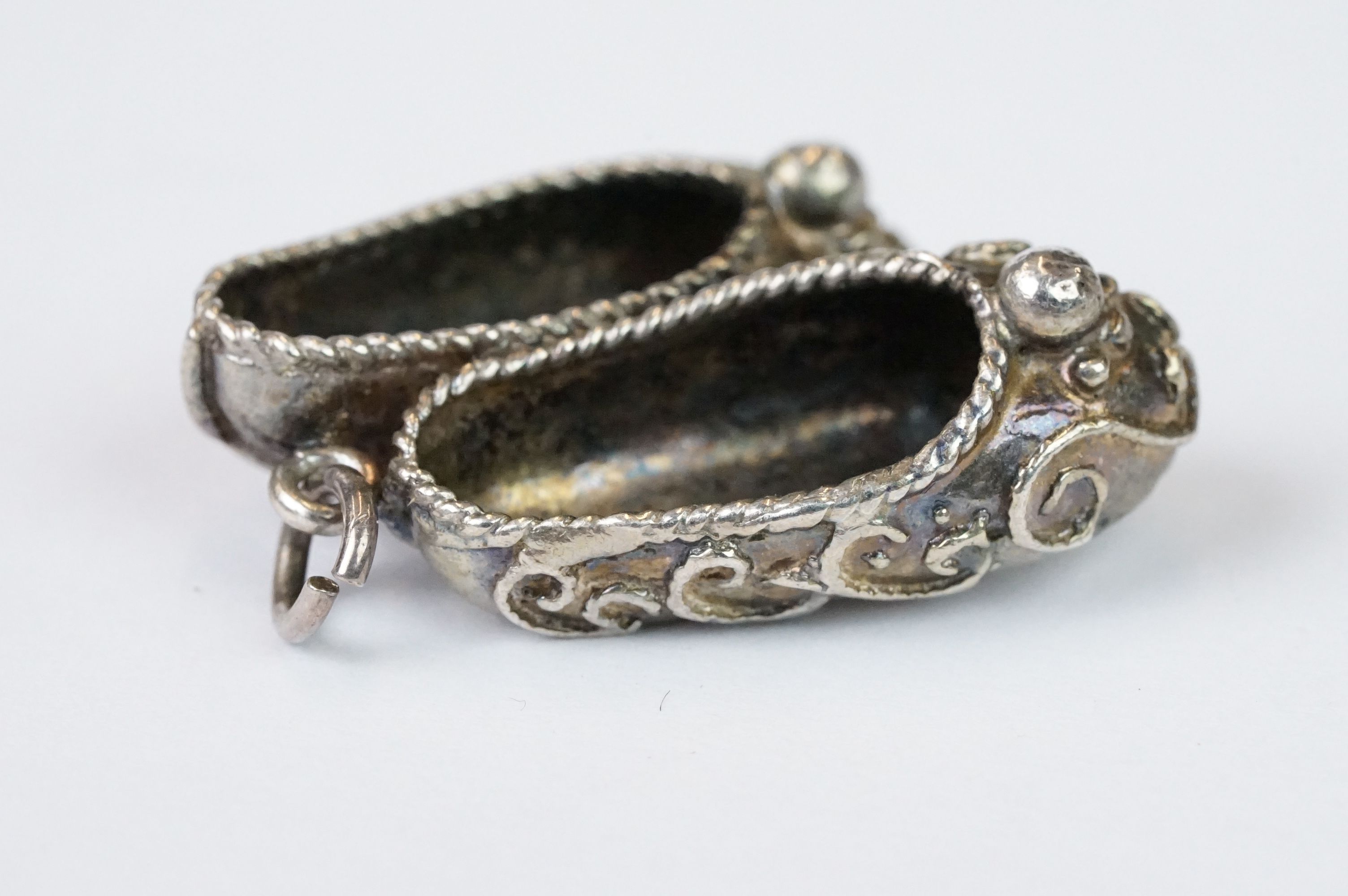 White Metal Pendant in the form of Two Shoes, 3cm long - Image 3 of 4