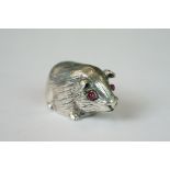 Silver guinea pig figure with ruby eyes, length approx. 2.5cm