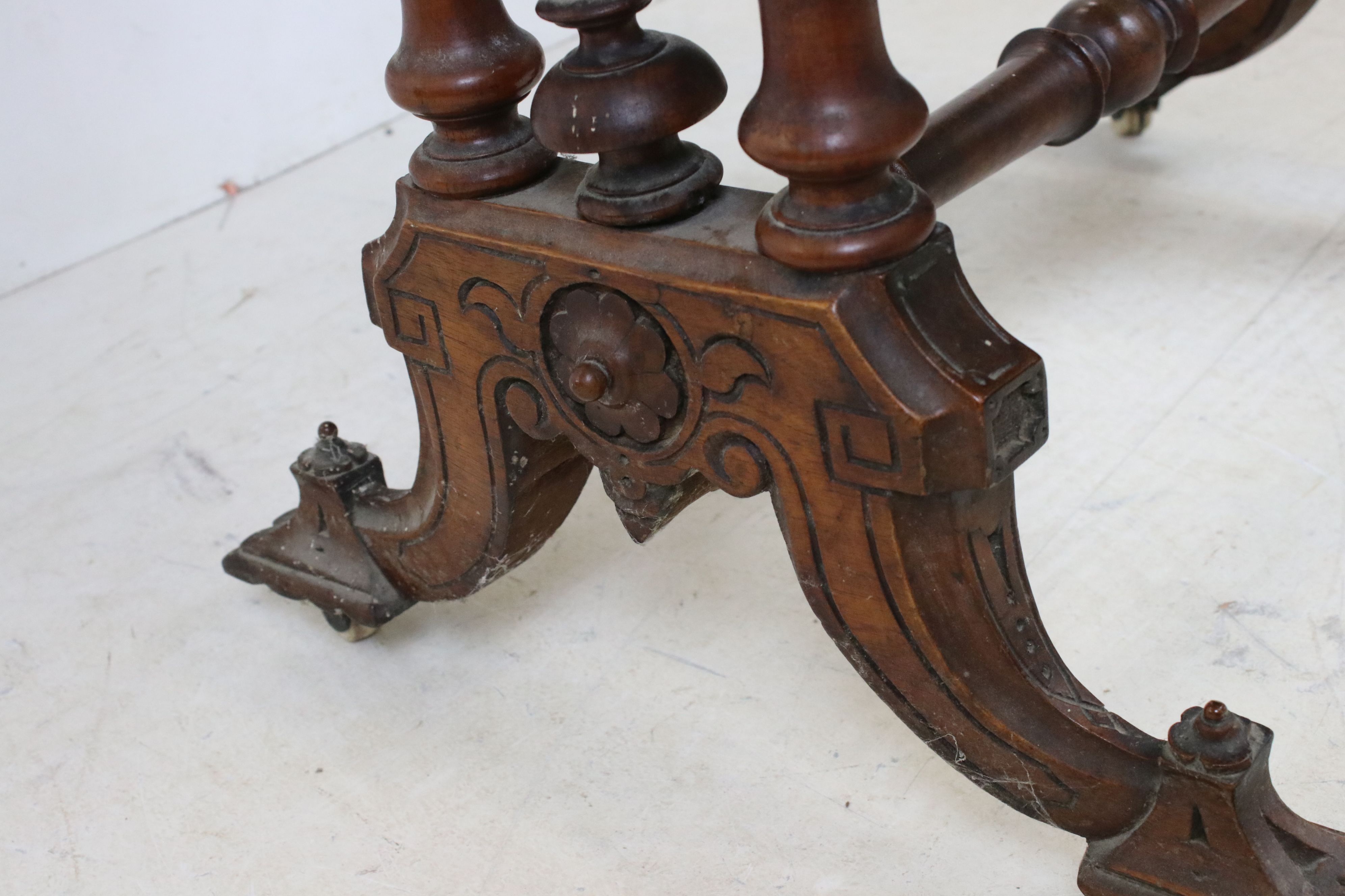 Victorian Figured Walnut Ladies Combination Worktable and Desk, the hinged top with boxwood inlay - Image 8 of 10